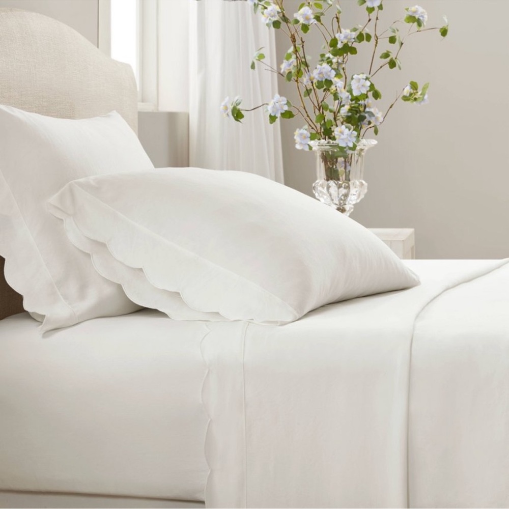 Armoire Collection Queen Scalloped 4-Piece Sheets Set | White